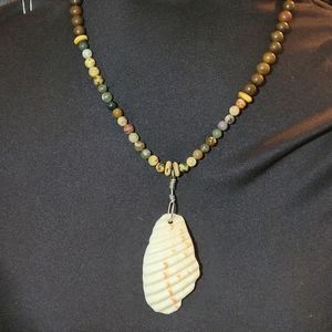 Lovely 19" shell and bead necklace